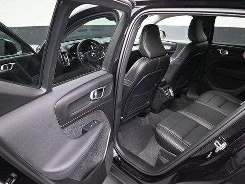 Used 2025 Volvo XC40 B5 Plus image 11
