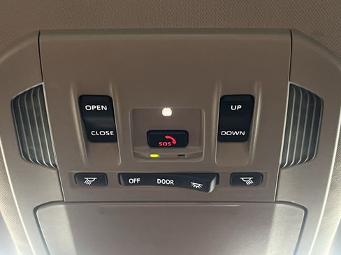 Used 2024 Toyota Highlander XLE FWD image 25