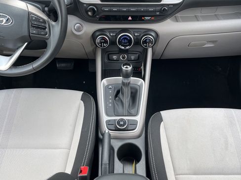 Used 2025 Hyundai Venue SEL FWD image 16