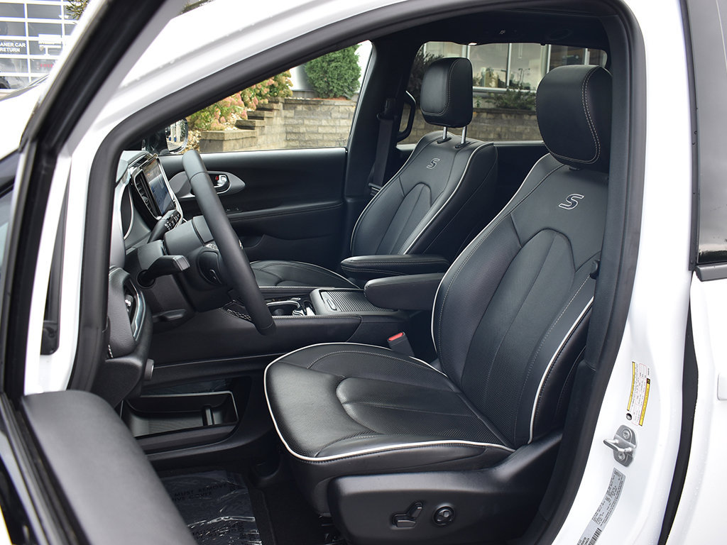 Used 2025 Chrysler Pacifica Limited FWD image 5