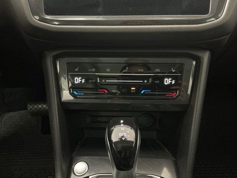 Used 2022 Volkswagen Tiguan SE image 11