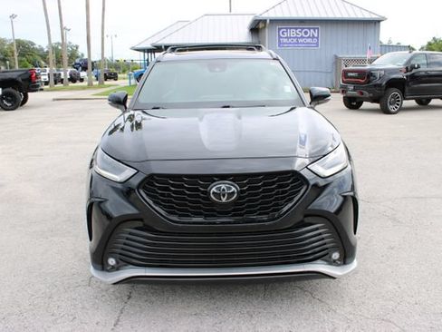 Used 2022 Toyota Highlander XSE AWD/4WD image 2