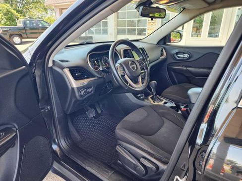 Used 2016 Jeep Cherokee Latitude w/ Cold Weather Group AWD/4WD image 10