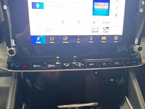 Used 2024 Jeep Wagoneer L Series III w/ Premium Group I AWD/4WD image 3