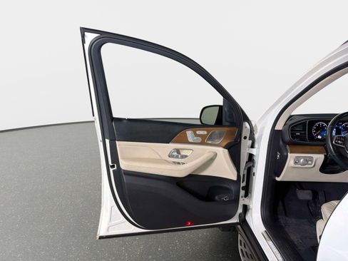 Used 2025 Mercedes-Benz GLC 350e 4MATIC image 32