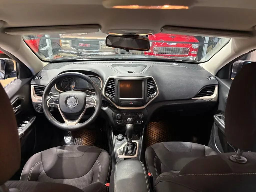 Used 2015 Jeep Cherokee Latitude w/ Cold Weather Group AWD/4WD image 15