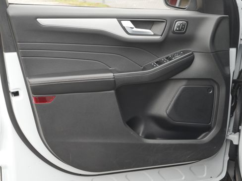 Certified 2025 Ford Escape Platinum AWD/4WD image 32
