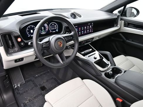 Certified 2024 Porsche Cayenne Coupe AWD/4WD image 4