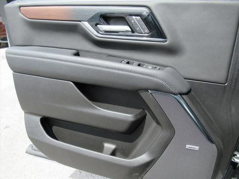 Used 2025 GMC Yukon Denali AWD/4WD image 19