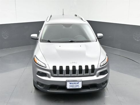 Used 2017 Jeep Cherokee Latitude w/ Cold Weather Group FWD image 22