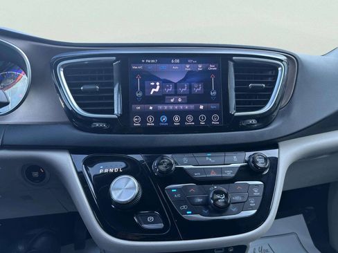 Used 2018 Chrysler Pacifica Touring-L Plus w/ Tire & Wheel Group FWD image 34
