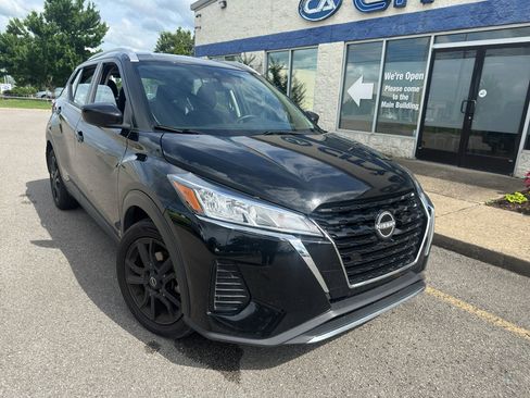 Used 2023 Nissan Kicks SV FWD image 2