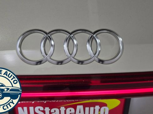 Used 2022 Audi e-tron Premium AWD/4WD image 28