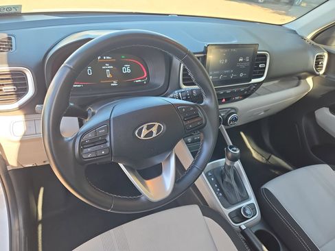 Used 2025 Hyundai Venue SEL FWD image 15