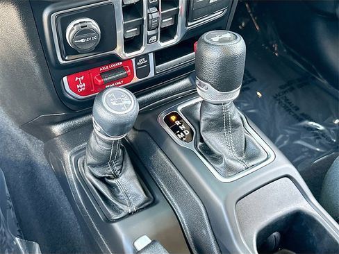 Used 2024 Jeep Wrangler Unlimited image 16