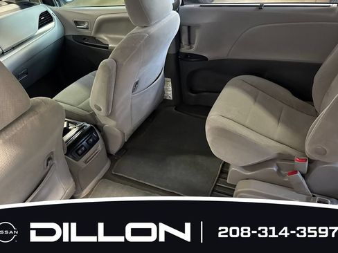 Used 2018 Toyota Sienna LE FWD image 12