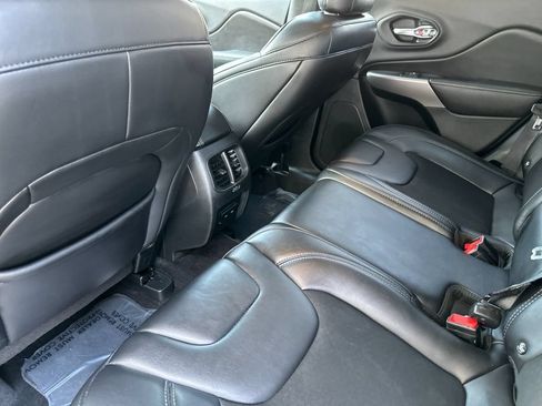 Used 2019 Jeep Cherokee Latitude Plus FWD image 11