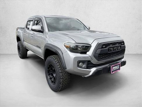 Used 2016 Toyota Tacoma TRD Off-Road w/ Premium & Technology Package AWD/4WD image 3