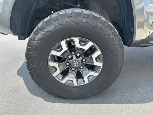 Used 2017 Toyota Tacoma TRD Sport w/ Premium & Technology Package AWD/4WD image 15