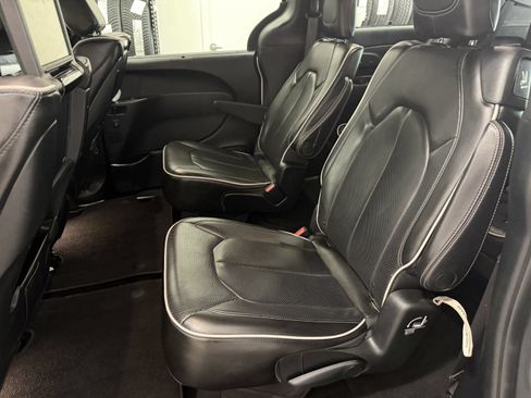 Used 2018 Chrysler Pacifica Limited w/ Advanced Safetytec Group FWD image 25