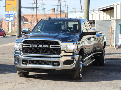 Used 2019 RAM 3500 Tradesman w/ Chrome Appearance Group AWD/4WD image 3