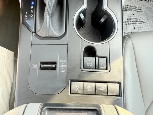 Used 2022 Toyota Highlander XLE image 25