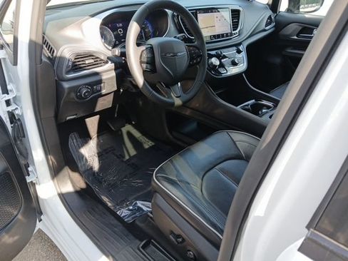 Used 2025 Chrysler Pacifica Limited FWD image 48