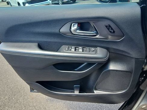 Used 2025 Chrysler Pacifica Select FWD image 24