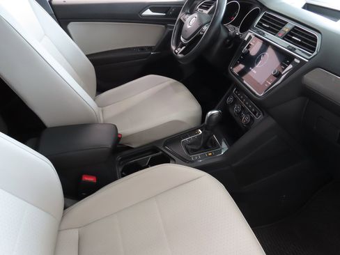 Used 2020 Volkswagen Tiguan SE R-Line image 27