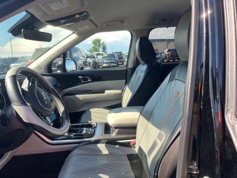 Used 2024 Kia Carnival EX FWD image 10
