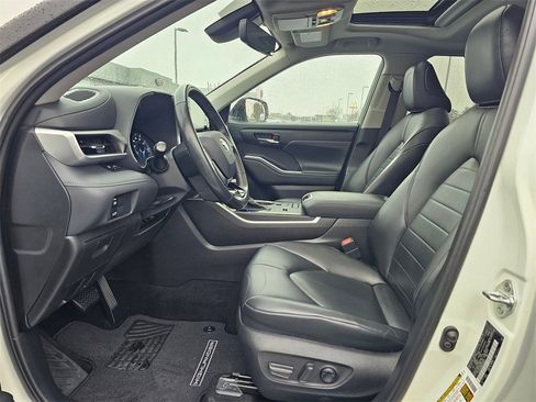 Used 2021 Toyota Highlander XLE image 19