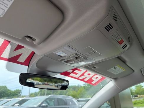 Used 2023 Volkswagen Taos SE w/ Panoramic Sunroof Package FWD image 21