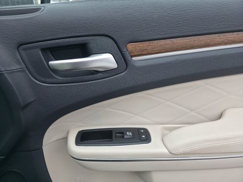 Used 2016 Chrysler 300 C Platinum w/ Safetytec Plus Group image 21