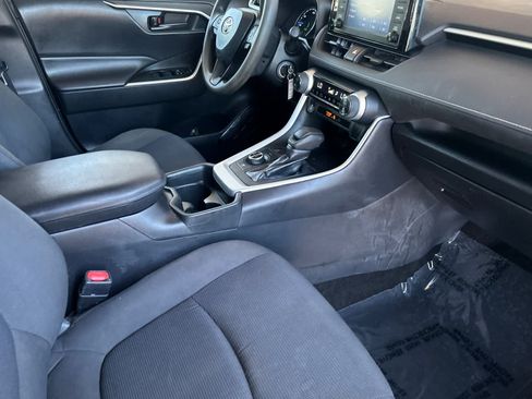 Used 2019 Toyota RAV4 LE AWD/4WD image 17
