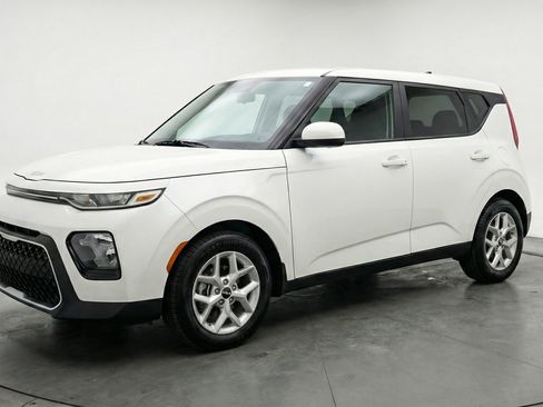 Used 2025 Kia Soul LX w/ LX Technology Package image 3