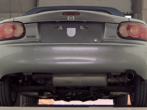 Used 2003 MAZDA MX-5 Miata RWD image 18