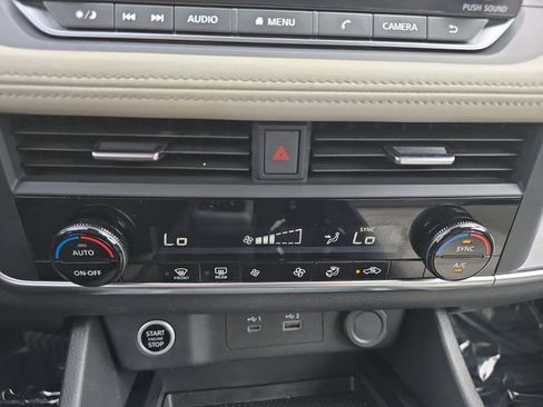 Used 2023 Nissan Rogue SV image 4