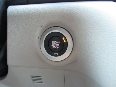 Used 2024 Chrysler Pacifica Touring-L image 47