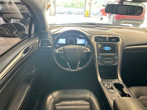 Used 2017 Ford Fusion SE w/ Fusion SE Technology Package FWD image 2