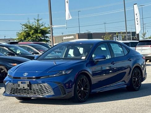 Used 2025 Toyota Camry SE FWD image 1