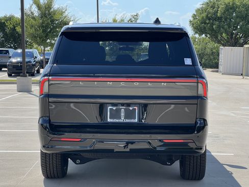 New 2025 Lincoln Navigator Reserve image 8