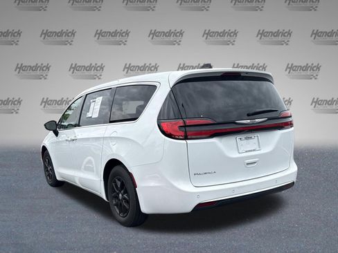 Used 2024 Chrysler Pacifica Touring-L FWD image 5