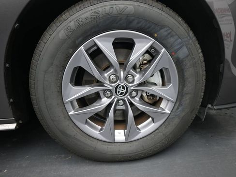 Used 2024 Toyota Sienna XLE FWD image 11