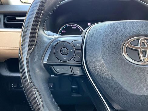 Used 2022 Toyota RAV4 XLE Premium image 18