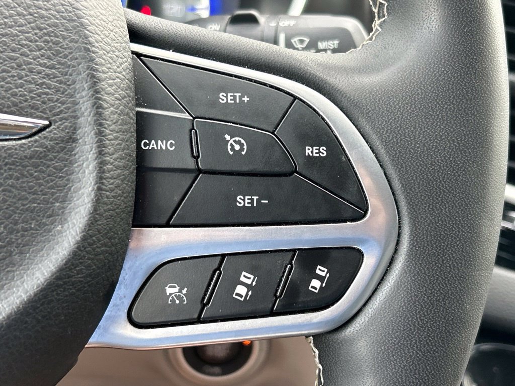 Used 2023 Chrysler Pacifica Touring-L FWD image 26