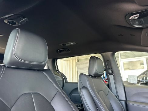 New 2026 Chrysler Pacifica Select image 18