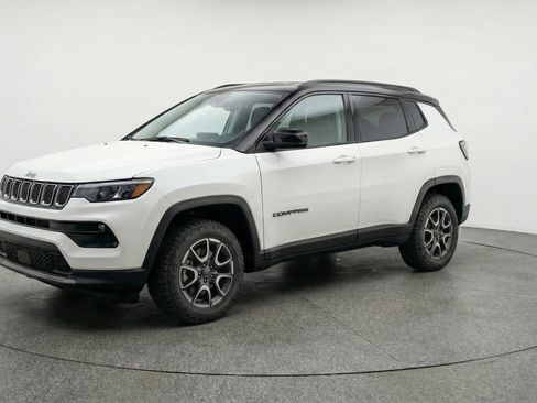 Used 2025 Jeep Compass Trailhawk AWD/4WD image 3