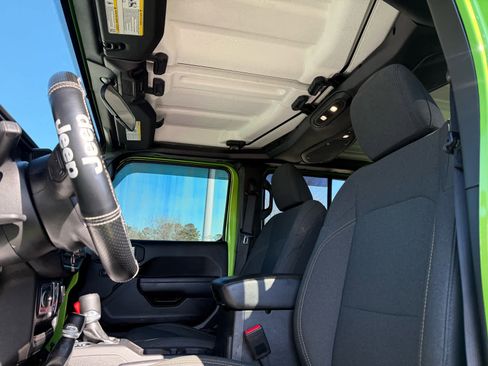 Used 2025 Jeep Gladiator Sport image 22