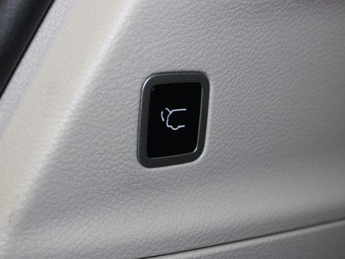 Used 2024 Chrysler Pacifica Touring-L FWD image 13