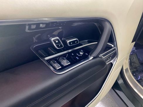 Used 2023 Land Rover Range Rover SE image 12